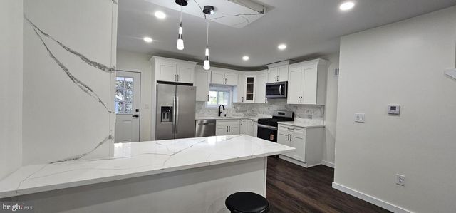 121 DICKINSON AVE, Hamilton, NJ 08629