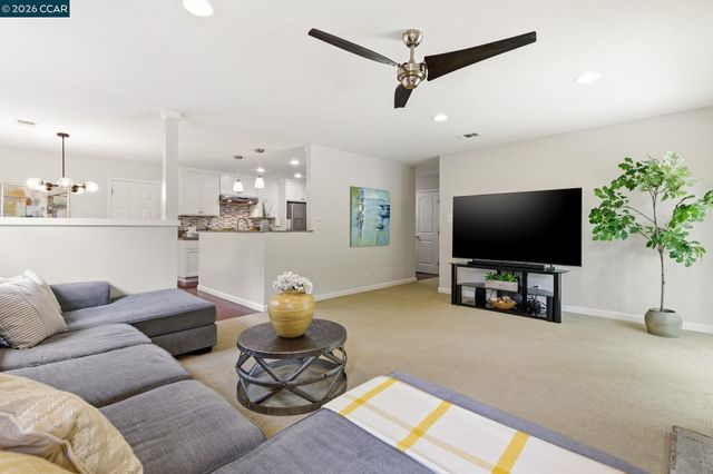 1881 Emerald St, Concord, CA 94518