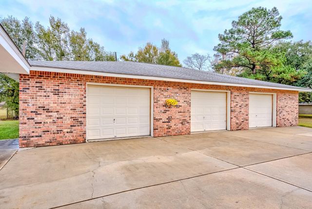 186 Poinsetta Street, Bridge City, TX 77611