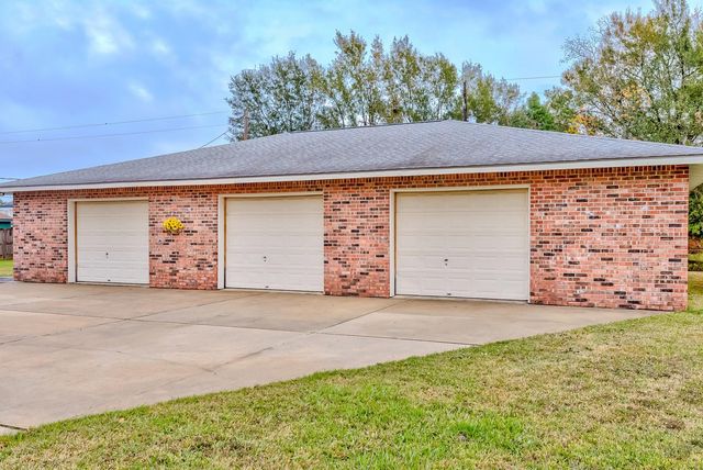186 Poinsetta Street, Bridge City, TX 77611