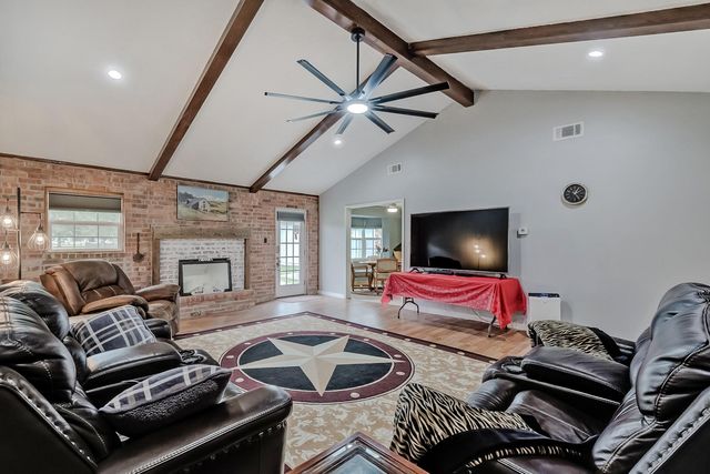 186 Poinsetta Street, Bridge City, TX 77611