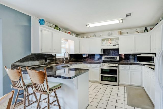 186 Poinsetta Street, Bridge City, TX 77611