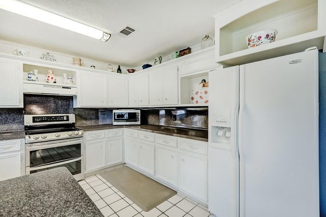 186 Poinsetta Street, Bridge City, TX 77611