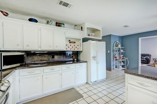 186 Poinsetta Street, Bridge City, TX 77611