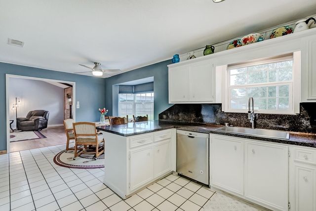 186 Poinsetta Street, Bridge City, TX 77611