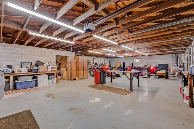 186 Poinsetta Street, Bridge City, TX 77611