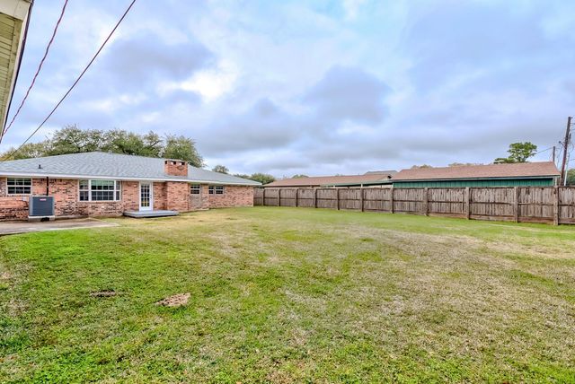 186 Poinsetta Street, Bridge City, TX 77611