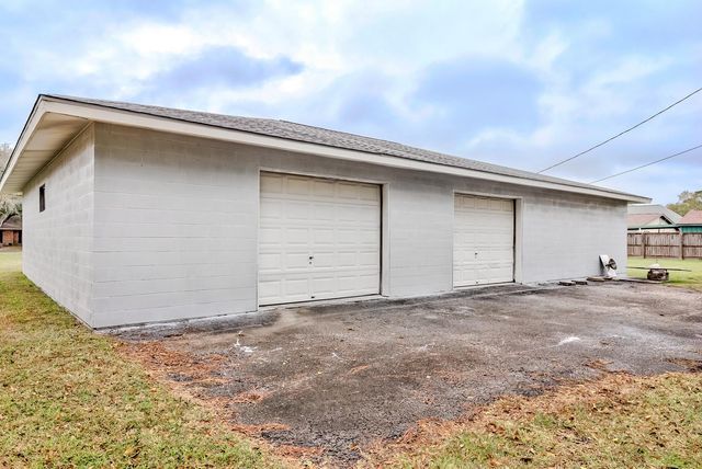 186 Poinsetta Street, Bridge City, TX 77611