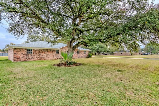 186 Poinsetta Street, Bridge City, TX 77611