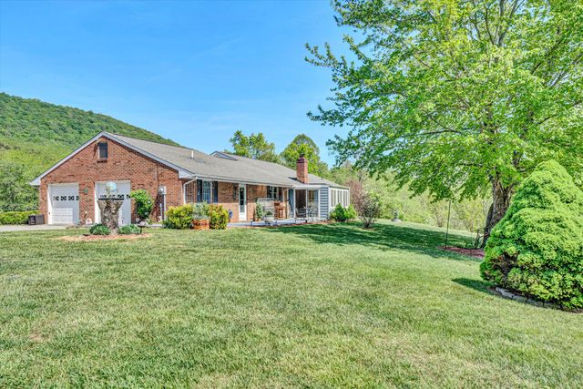 1033 Annie Bell RD, Blue Ridge, VA 24064