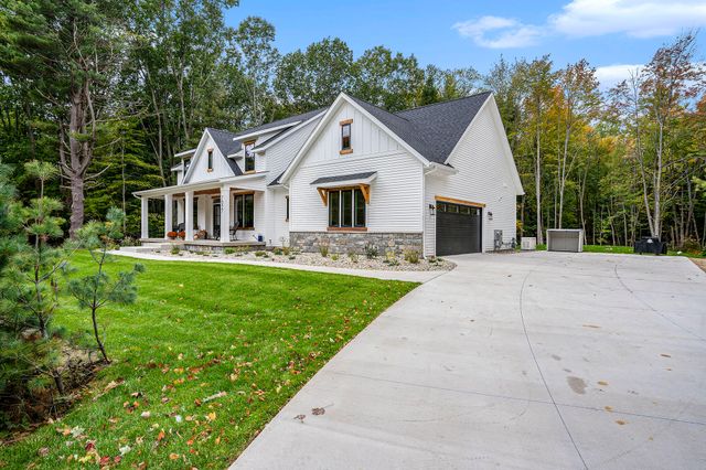7027 Pebble Lane, Fennville, MI 49408