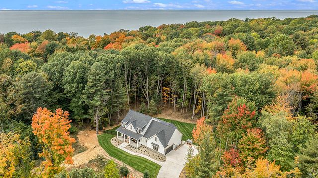 7027 Pebble Lane, Fennville, MI 49408
