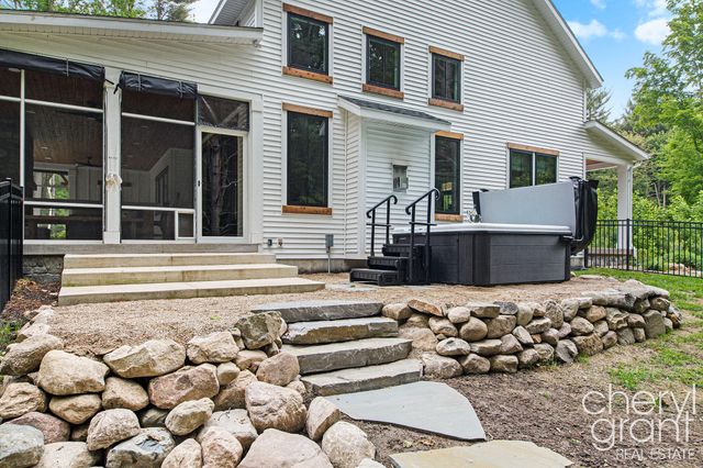 7027 Pebble Lane, Fennville, MI 49408