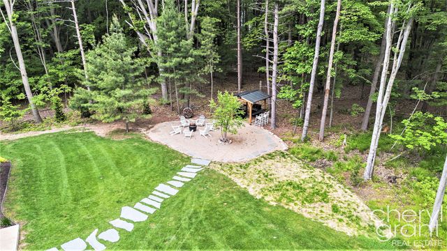 7027 Pebble Lane, Fennville, MI 49408