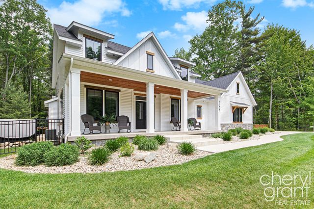 7027 Pebble Lane, Fennville, MI 49408