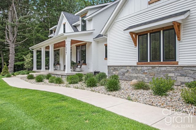 7027 Pebble Lane, Fennville, MI 49408