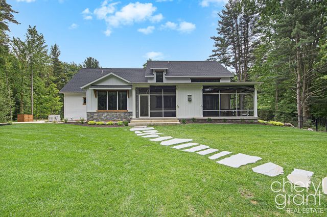 7027 Pebble Lane, Fennville, MI 49408
