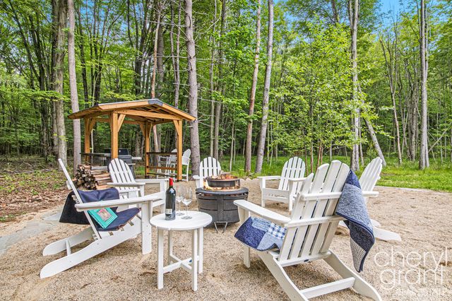 7027 Pebble Lane, Fennville, MI 49408