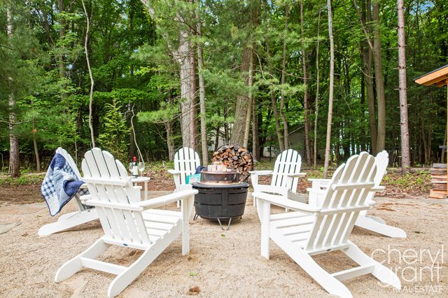 7027 Pebble Lane, Fennville, MI 49408