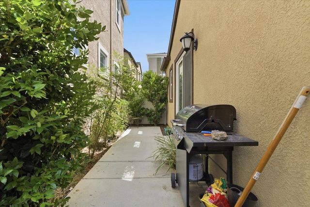 2032 Brave Hawk Loop, Roseville, CA 95747