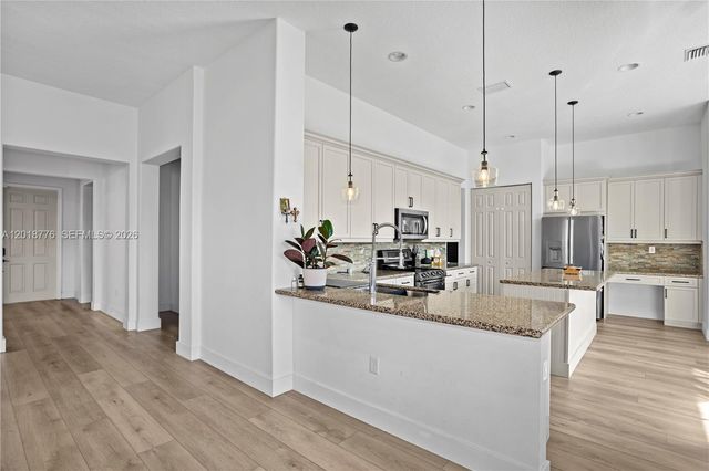 4081 NW 85th Dr, Cooper City, FL 33024