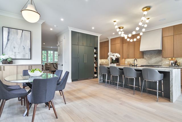 1633 W Balmoral Avenue, Chicago, IL 60640