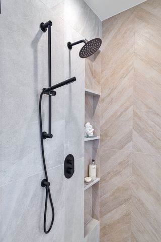 1633 W Balmoral Avenue, Chicago, IL 60640