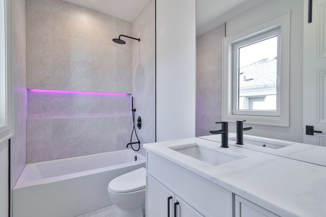 1633 W Balmoral Avenue, Chicago, IL 60640