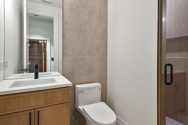 1633 W Balmoral Avenue, Chicago, IL 60640