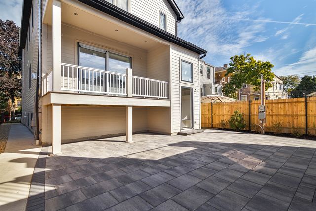 1633 W Balmoral Avenue, Chicago, IL 60640