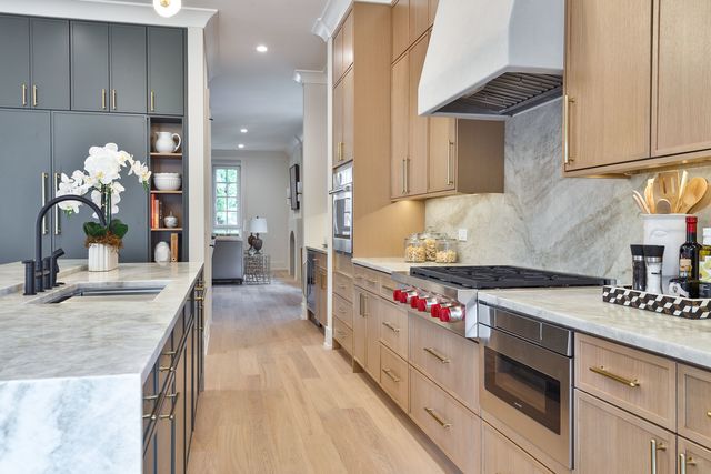 1633 W Balmoral Avenue, Chicago, IL 60640