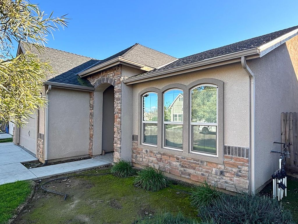 Image 3 of property listing at 6248 E Farrin Avenue, Fresno, CA 93727