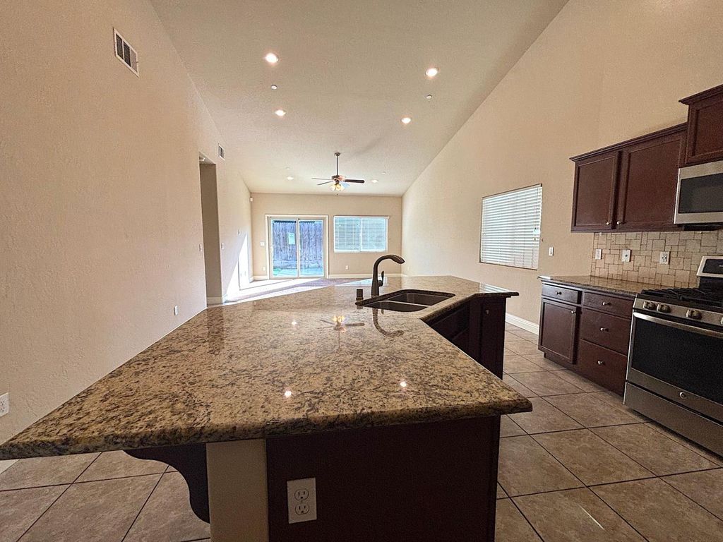 Image 8 of property listing at 6248 E Farrin Avenue, Fresno, CA 93727