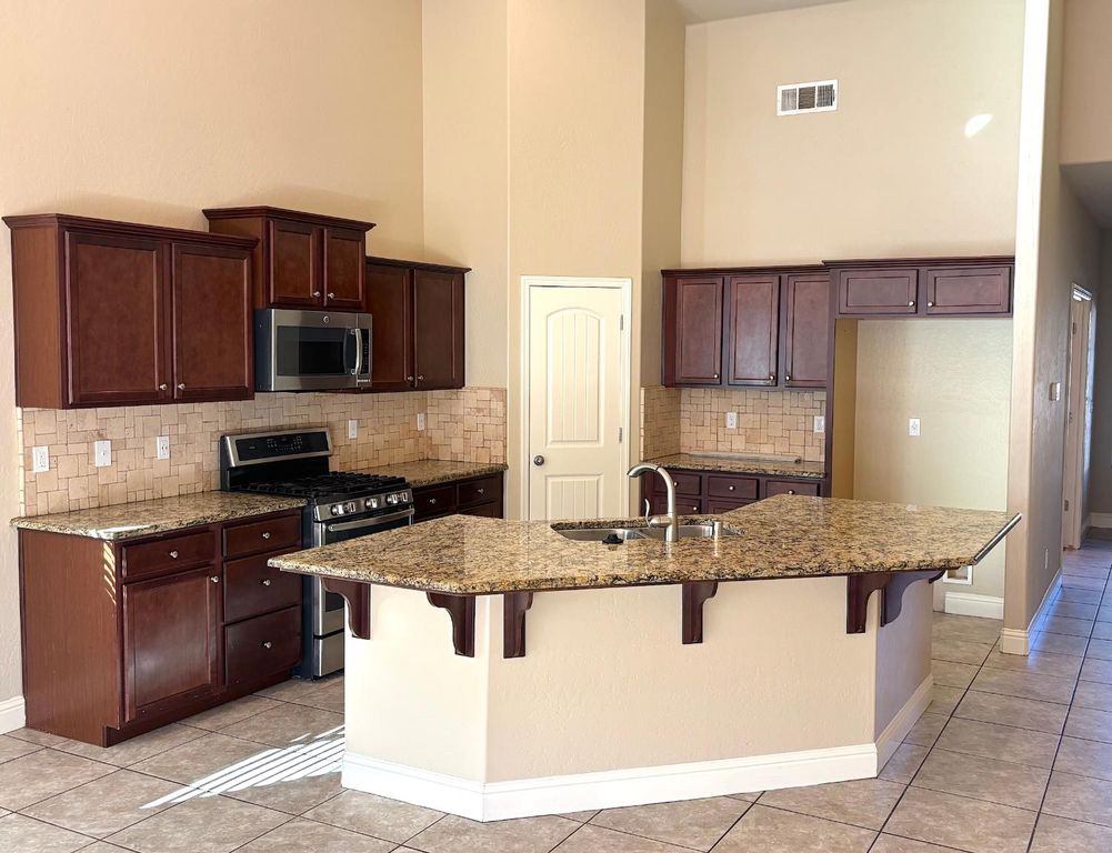 Image 9 of property listing at 6248 E Farrin Avenue, Fresno, CA 93727