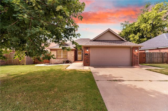 402 W Worchester, Siloam Springs, AR 72761