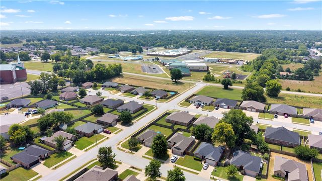 402 W Worchester, Siloam Springs, AR 72761