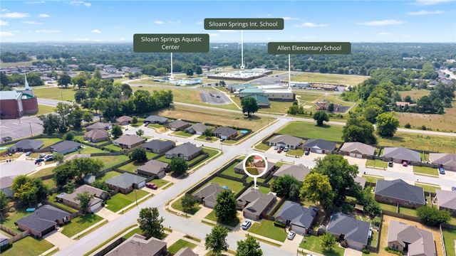 402 W Worchester, Siloam Springs, AR 72761