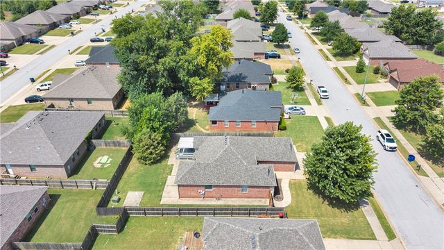 402 W Worchester, Siloam Springs, AR 72761