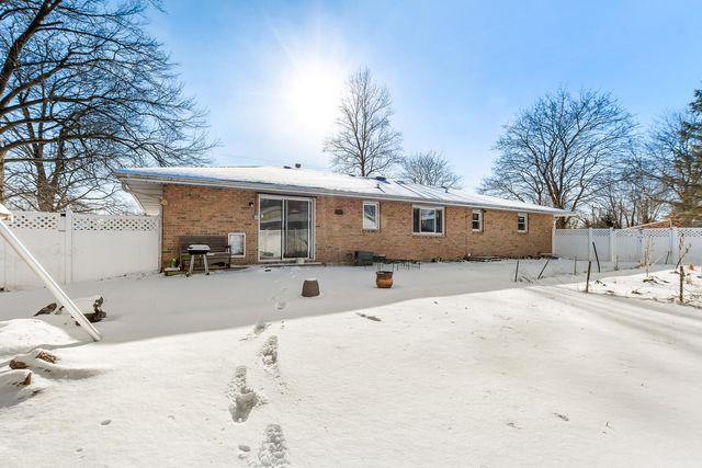 1749 Green Meadow Lane, Chesterton, IN 46304