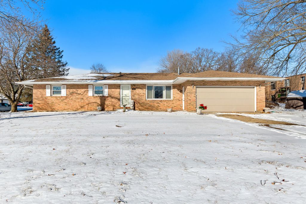 1749 Green Meadow Lane, Chesterton, IN 46304