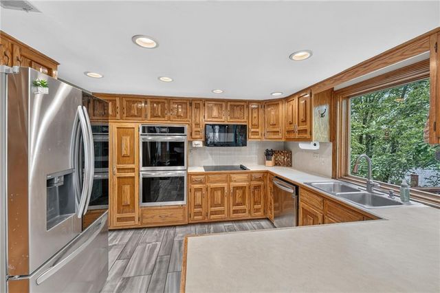 5129 NW Walden Drive, Kansas City, MO 64151