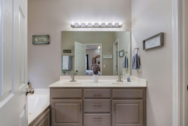 5723 S Parkhill Avenue, Springfield, MO 65810