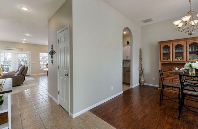 5723 S Parkhill Avenue, Springfield, MO 65810