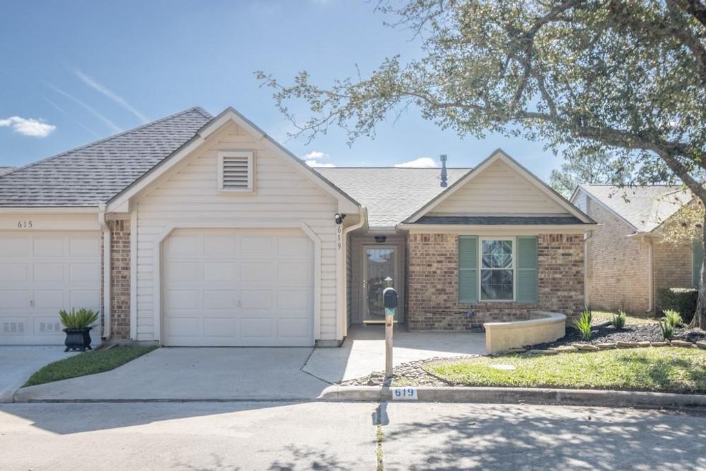 619 E Country Grove Circle, Pearland, TX 77584