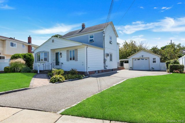 59 11th Street, Hicksville, NY 11801