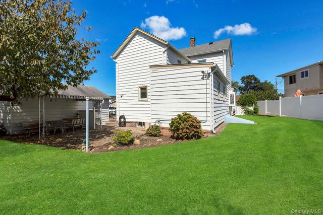 59 11th Street, Hicksville, NY 11801