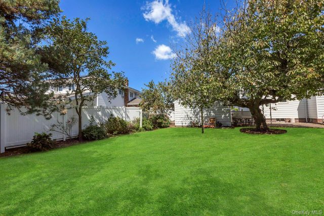 59 11th Street, Hicksville, NY 11801