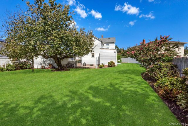 59 11th Street, Hicksville, NY 11801