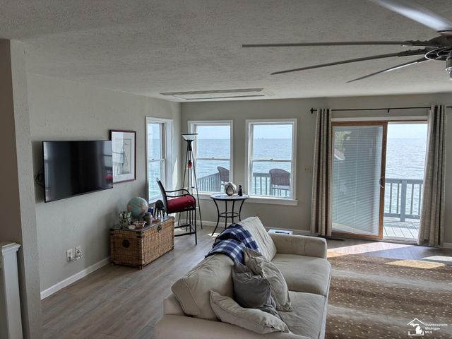 4358 10th Street, Luna Pier, MI 48157