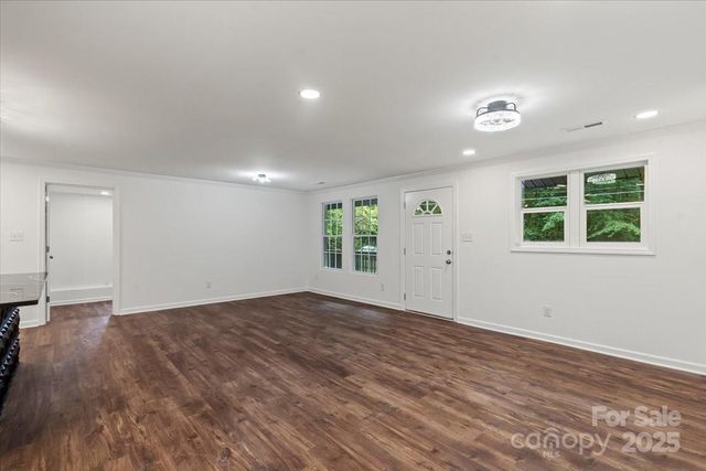 704 W Border Street, Dallas, NC 28034
